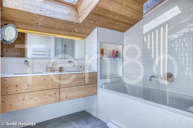 Chalet Maple Leaf _ Ten80 Holidays 